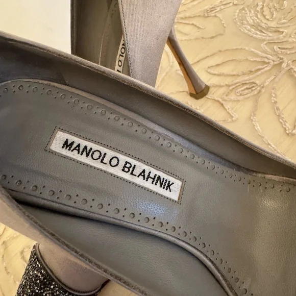 Manolo Blahnik Crystalbi pumps
Absolutely stunning!!! No box.. Dust bag only - Picture 8 of 17